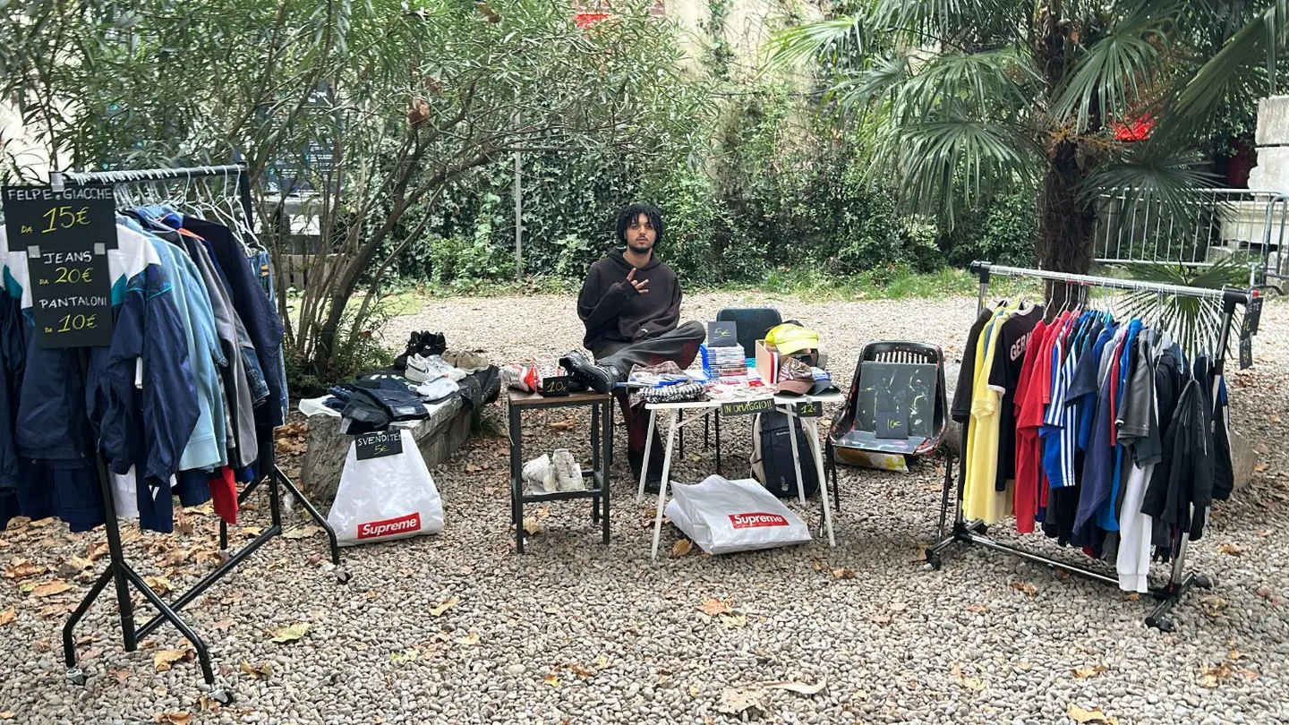 Bancarella streetwear StrtBulk — cartelli prezzi